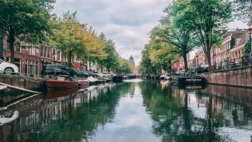 AMSTERDAM'DA AŞIRI TURİZMİ KONTROL ALTINA ALMA ÇABALARI ARTIYOR