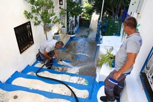 BODRUM SOKAKLARI MAVİ VE BEYAZA BOYANIYOR