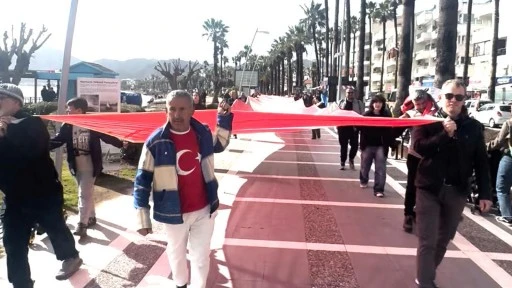 MARMARİS&rsquo;TE 350 METRELİK T&Uuml;RK BAYRAĞIYLA ANLAMLI Y&Uuml;R&Uuml;Y&Uuml;Ş