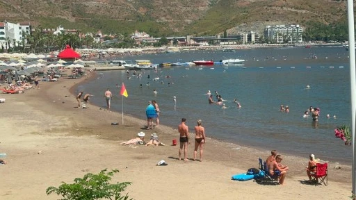 MARMARİS'TE KAVURUCU SICAKLAR SAHİLLERİ DOLDURDU