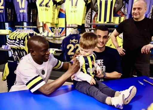 N&rsquo;Golo Kante ve Levent Mercan imza g&uuml;n&uuml;nde taraftarla buluştu
