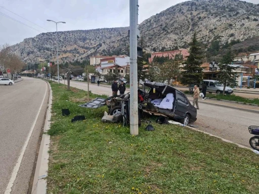 Nallıhan’da feci kaza: Fiat Tofaş araç ikiye bölündü
