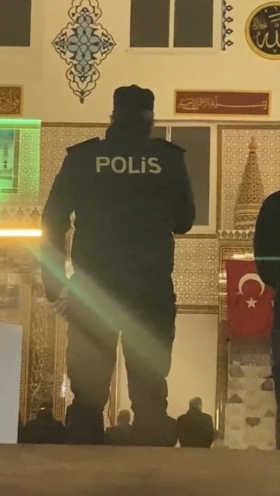 Namaza giden il&ccedil;e emniyet m&uuml;d&uuml;r&uuml; m&uuml;ezzinlik yaptı
