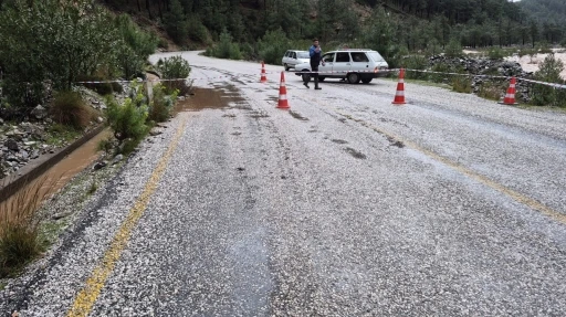 Namnam &ccedil;ayında su seviyesi y&uuml;kseldi, yol &ccedil;&ouml;kt&uuml;
