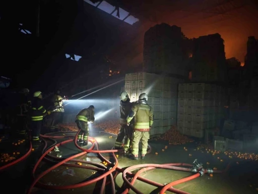 Narenciye paketleme fabrikası alevlere teslim oldu: 60 iş&ccedil;i tahliye edildi, 1 iş&ccedil;i &ouml;ld&uuml;
