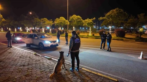 Narkotik köpeği ‘Pars’ zehir tacirlerine göz açtırmıyor

