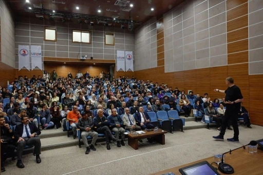 NASA&rsquo;daki T&uuml;rk bilim adamı Dr. Umut Yıldız, OM&Uuml;&rsquo;de evrenin sırlarını anlattı
