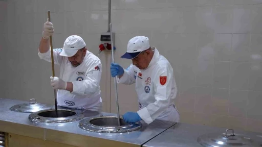 NATO Zirvesi&rsquo;nde d&uuml;nya liderlerine Maraş dondurması ikram edildi
