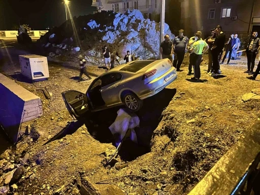 Navigasyon mağduru sürücünün kullandığı otomobil yıkımı yapılan bina arazisine uçtu
