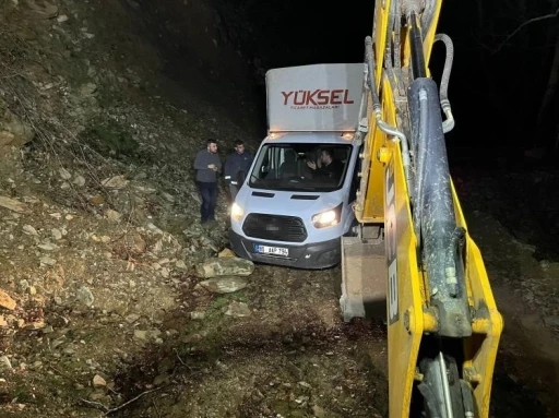 Navigasyonun yanılttığı 3 kişi, dağ yolunda ara&ccedil;la &ccedil;amura saplanarak mahsur kaldı
