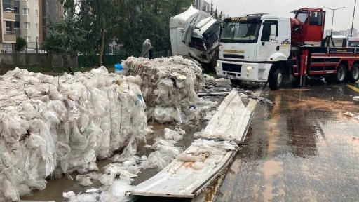 Naylon atık y&uuml;kl&uuml; tır bariyerlere &ccedil;arptı, otoyol &ccedil;&ouml;pl&uuml;ğe d&ouml;nd&uuml;
