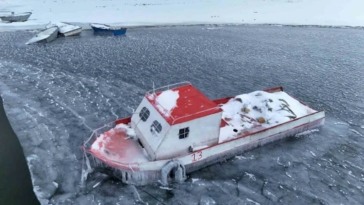 Nazik G&ouml;l&uuml; kısmen dondu, balık&ccedil;ı tekneleri buzlar arasında kaldı
