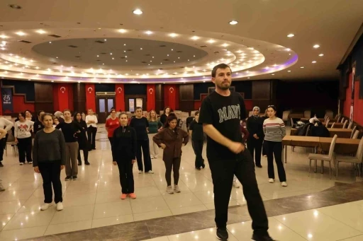 Nazilli Belediyesi halkoyunları ekipleri &ccedil;alışmalarını s&uuml;rd&uuml;r&uuml;yor
