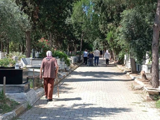 Nazilli&rsquo;de arefe g&uuml;n&uuml; mezarlıklara ziyaret&ccedil;i akını
