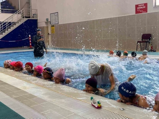 Nazilli&rsquo;de &ccedil;ocuklar yaz tatilini y&uuml;zme &ouml;ğrenerek ge&ccedil;iriyor

