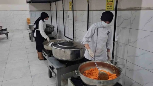 Nazilli&rsquo;de iftar yemeklerini kız meslek liseliler hazırladı
