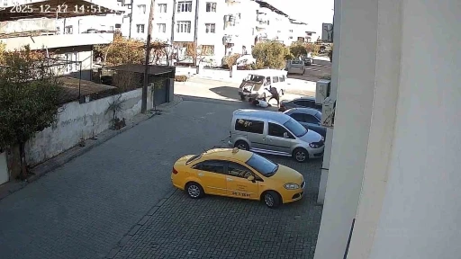 Nazilli&rsquo;de minib&uuml;s &ouml;nce motosiklete ardından park halindeki ara&ccedil;lara &ccedil;arptı: 1 yaralı
