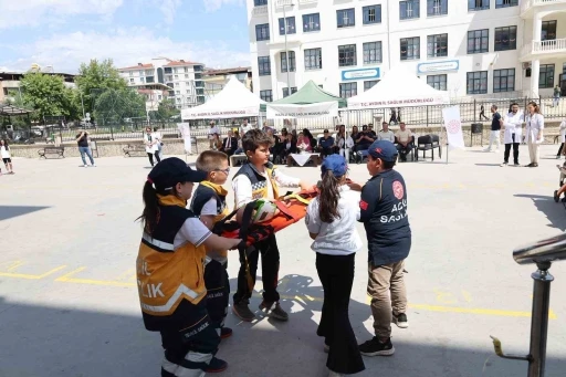 Nazilli&rsquo;de &ouml;ğrencilere "sağlık el&ccedil;isi" g&ouml;revi
