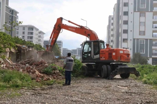 Nazilli’de tehlike oluşturan 10 metruk bina yıkıldı
