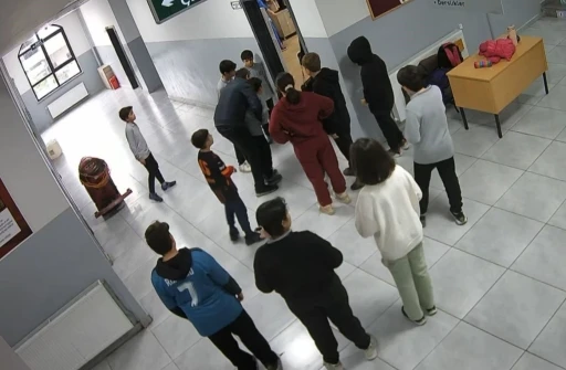 Nefes borusuna ekmek ka&ccedil;an &ouml;ğrencisini heimlich manevrasıyla kurtardı
