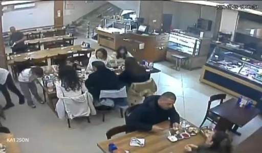Nefes borusuna yemek ka&ccedil;an k&uuml;&ccedil;&uuml;k kızı restoran &ccedil;alışanı kurtardı
