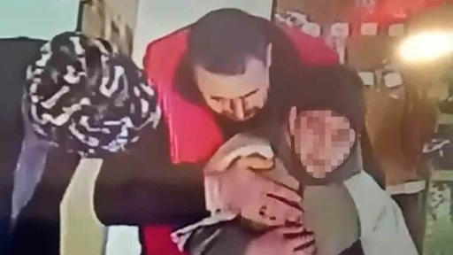 Nefes borusuna yiyecek ka&ccedil;an &ouml;ğrenciyi market sahibi Heimlich manevrasıyla kurtardı
