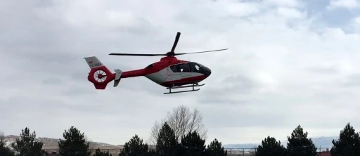 Nefes darlığı yaşayan hasta ambulans helikopterle Erzincan&rsquo;a sevk edildi
