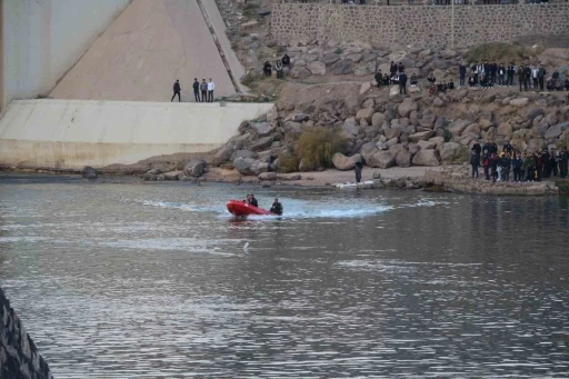 Nehre düşen terliğini almak isterken akıntıya kapılan çocuğun cansız bedeni bulundu
