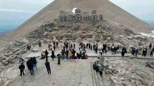 Nemrut Dağı’nda bayram yoğunluğu
