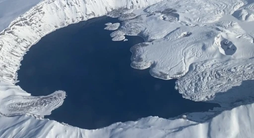 Nemrut Krater G&ouml;l&uuml;&rsquo;n&uuml;n kış g&uuml;zelliği mest etti
