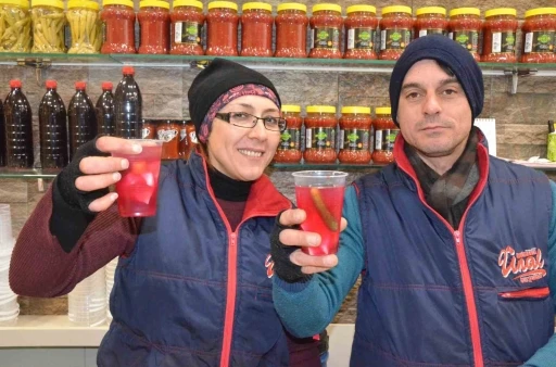 Neşeli Günler filmi gerçek oldu: Eşinin dükkanı karşısına turşucu açtı
