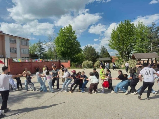 Neşeli Hayatlar Derneği, 19 Mayıs&rsquo;ta &ccedil;ocukların y&uuml;z&uuml;n&uuml; g&uuml;ld&uuml;rd&uuml;
