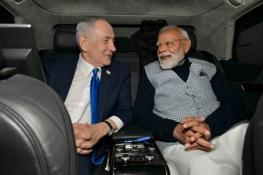 Netanyahu, Hindistan Başbakanı Modi&rsquo;yi Hint kıyafeti giyerek karşıladı
