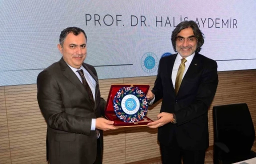 NE&Uuml;&rsquo;de "Modern D&uuml;nyada Duruş Sahibi Olmak" konuşuldu
