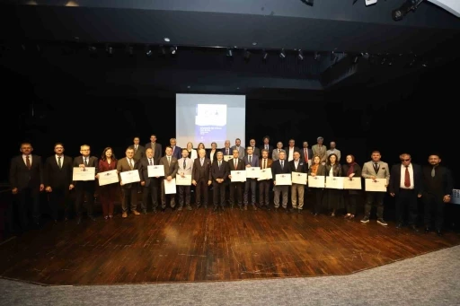 NE&Uuml;&rsquo;n&uuml;n engelsiz &uuml;niversite başarısı bayrak teslim t&ouml;reni ile ta&ccedil;landı
