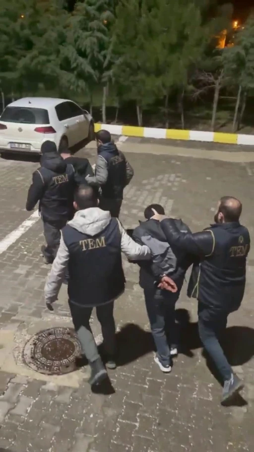 Nevruz&rsquo;da ter&ouml;ristlerin fotoğraflarını taşıyan 6 kişi g&ouml;zaltına alındı
