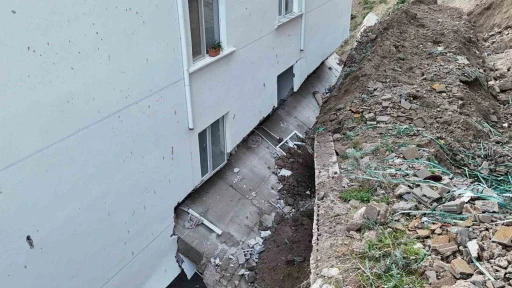 Nevşehir&rsquo;de &ccedil;&ouml;ken istinat duvarı evlerin i&ccedil;ine girdi: 10 ev tahliye edildi
