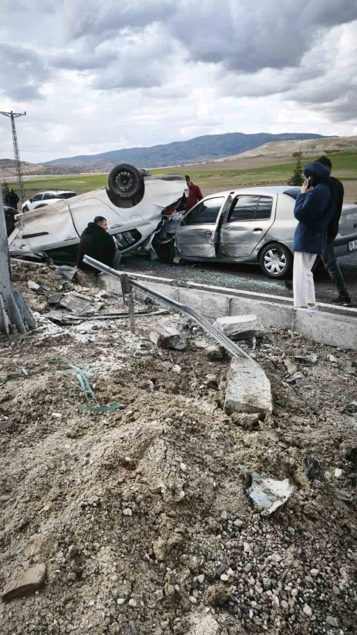 Nevşehir&rsquo;de iki otomobil &ccedil;arpıştı: 3 yaralı
