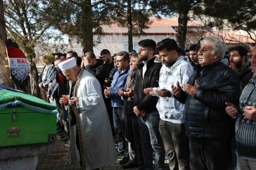 Nevşehir&rsquo;de kayalıklardan d&uuml;şerek yaşamını yitiren gen&ccedil; kız son yolculuğuna uğurlandı
