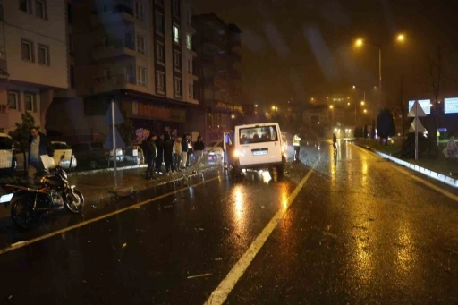 Nevşehir&rsquo;de kontrolden &ccedil;ıkan minib&uuml;s ref&uuml;je &ccedil;arpıp karşı şeride ge&ccedil;ti: 1 yaralı
