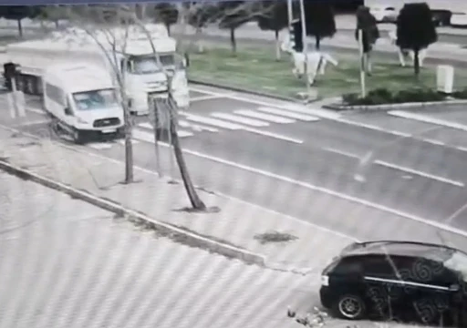 Nevşehir&rsquo;de tırın &ouml;ğrenci servisleriyle tehlikeli manevrası kamerada
