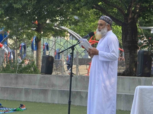 New York’ta bayram namazı sıcak hava nedeniyle parkalarda kılındı

