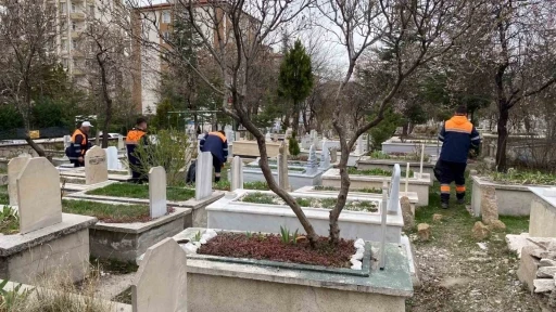 Niğde Belediyesi’nden mezarlıklarda bayram temizliği

