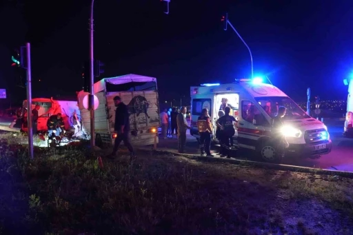 Niğde&rsquo;de 3 aracın &ccedil;arpıştığı kazada 1&rsquo;i ağır 10 kişi yaralandı
