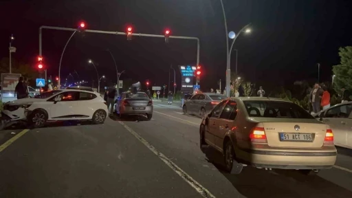 Niğde&rsquo;de 5 aracın karıştığı zincirleme kaza: 2 yaralı
