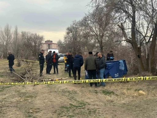 Niğde&rsquo;de arazide erkek cesedi bulundu
