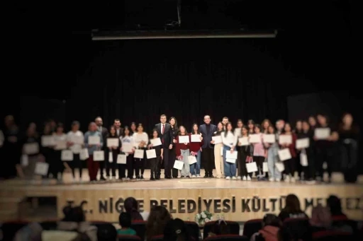 Niğde&rsquo;de &ccedil;ocuklardan anlamlı tiyatro g&ouml;sterisi
