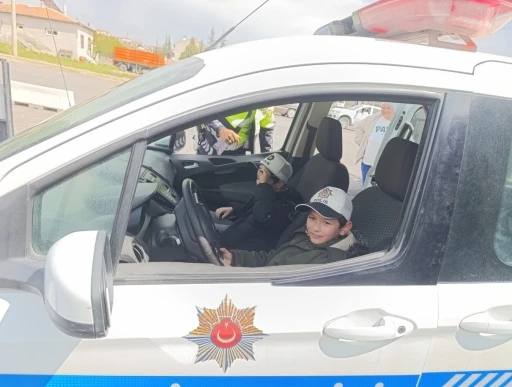Niğde’de öğrenciler ve sürücülere trafik eğitimi verildi
