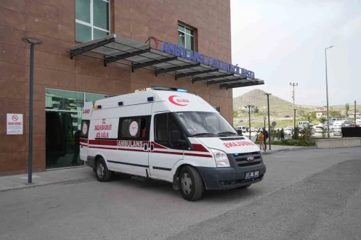 Niğde&rsquo;de otomobil ile kamyonet &ccedil;arpıştı: 7 Yaralı

