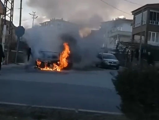 Niğde&rsquo;de park halindeki otomobil alev alev yandı
